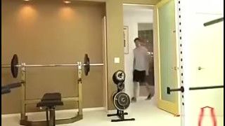 madre hace ejercicios con su hijo y le rosa el pene con su culo parte 1/4 m&iacute_ralo completo y subtitulado aqu&iacute