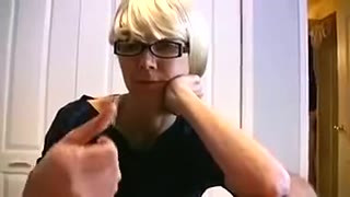 Une vieille cochonne fait sortir le sperme d'une bite