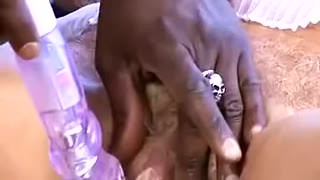 Vendeur black de sextoys baise une grand-mere veuve