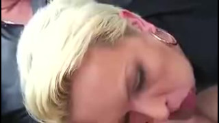 Geile Blonde wird gefickt