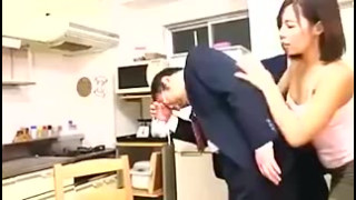 Hijo se folla a su madrastra al lado se su papa cornudo VER Completo